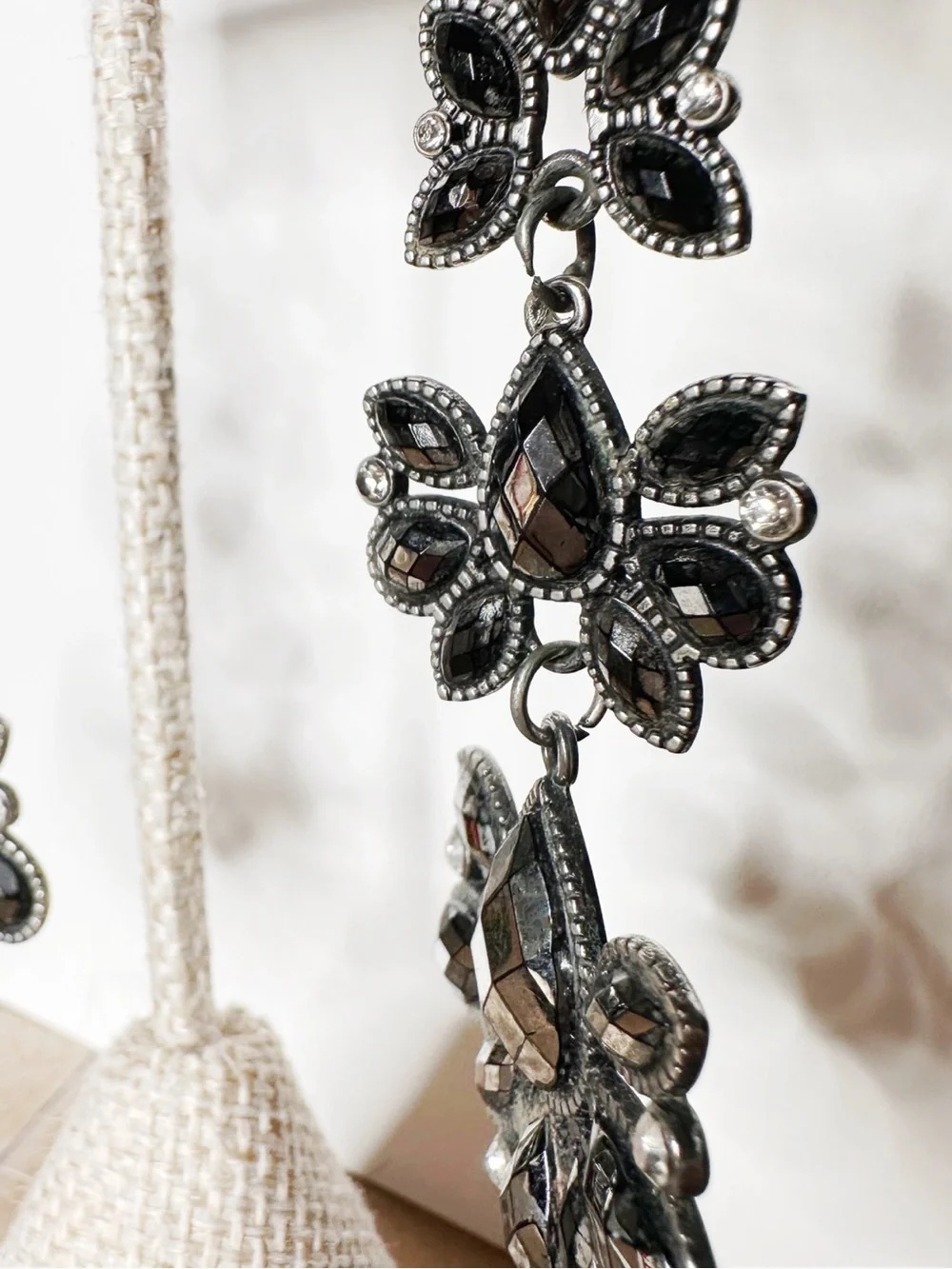5/$25 😻 Black Faceted Crystal Floral Drop Earrings